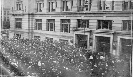 Mob in Omaha surrounds courthouse